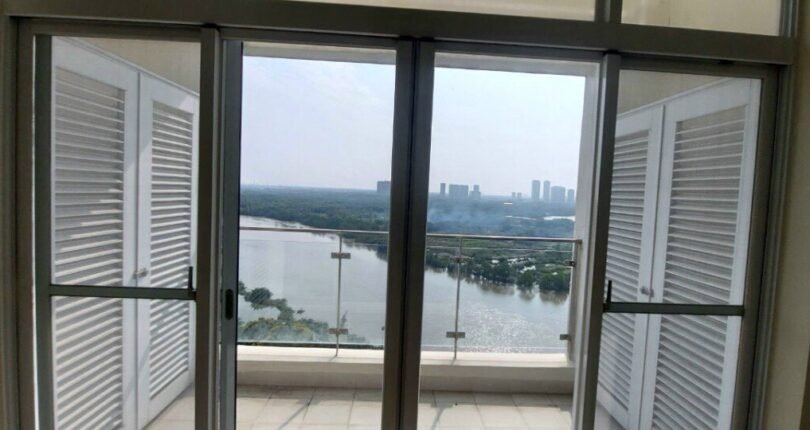 view ban cong phong khach 810x430 - Giá mua bán căn hộ Penthouse lầu 16 Chung cư Riverside Residence T5/2024