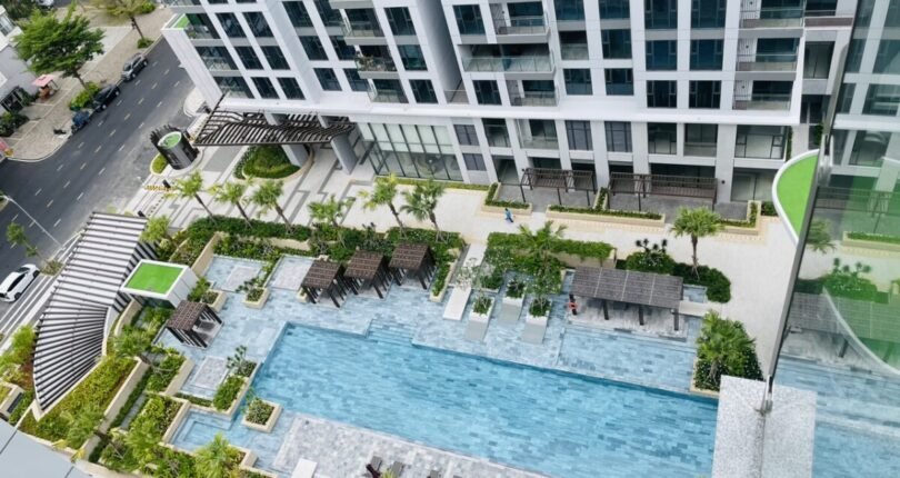 view can ho lien ke ho noi noi khu 810x430 - Rẻ nhất thị trường, căn hộ 2 phòng ngủ Cardinal Court, lầu cao, view hồ bơi, full nội thất, giá 7,2 tỷ