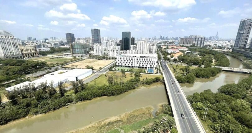 view nhin tu can ho 810x430 - Giá mua bán căn hộ thô Penthouse Chung cư The Peak Quận 7 t5/2024