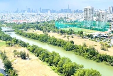 view nhin tu phong khach can ho ban 385x258 - Bán gấp căn hộ Happy Valley, 100m2, căn góc, lầu cao, view sông và Quận 1, nội thất cao cấp