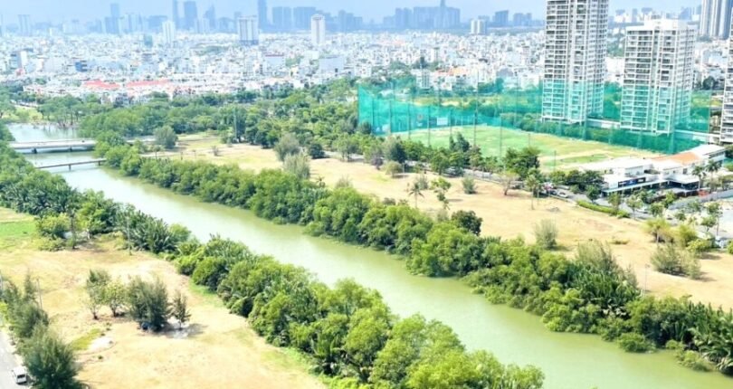 view nhin tu phong khach can ho ban 810x430 - Bán gấp căn hộ Happy Valley, 100m2, căn góc, lầu cao, view sông và Quận 1, nội thất cao cấp
