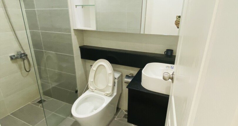 wc can ho can ban 810x430 - Cho thuê căn hộ chung cư Scenic Valley 1, 02pn, giá 18tr/tháng, nội thất đầy đủ, xem nhà dễ.