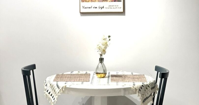 ban an 2 ghe 810x430 - Cho thuê căn hộ 2 phòng ngủ Cardinal Court, nội thất cao cấp, giá 27tr/tháng