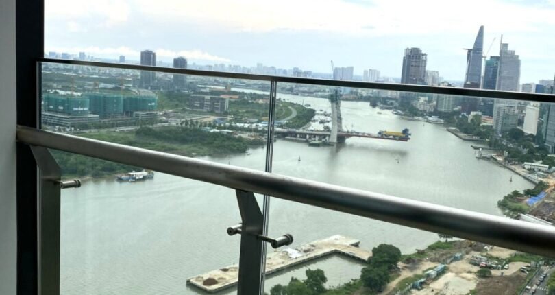 ban cong can ho truc dien song sai gon 810x430 - Giá mua bán căn hộ 2 phòng ngủ Tháp Aqua 4 Chung cư Vihomes Golden River Quận 1 T7/2024