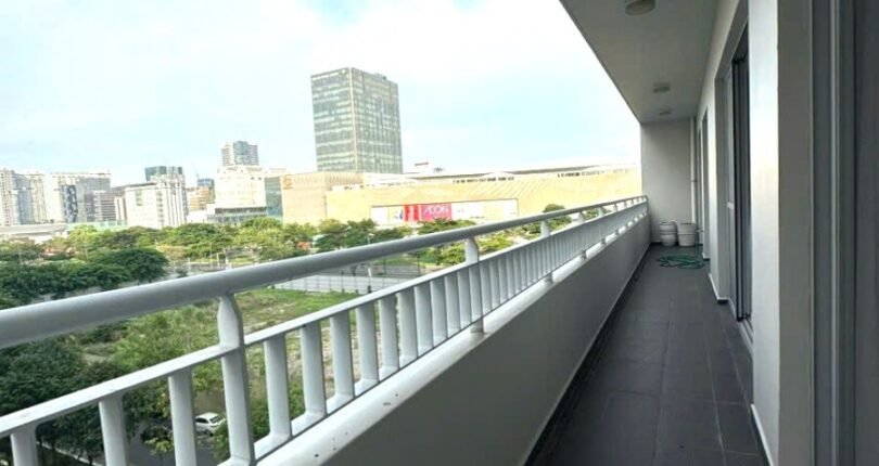 ban cong dai 810x430 - Duy nhất căn hộ 4 phòng ngủ cần bán tại Chung cư Scenic Valley 1 Quận 7 T6/2024