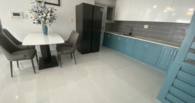 bep can ho ban 14 810x430 - Bán căn hộ chung cư Happy Valley , 80m2, giá 5.4 tỷ, nội thất đầy đủ, nhà đang trống xem nhà dễ.