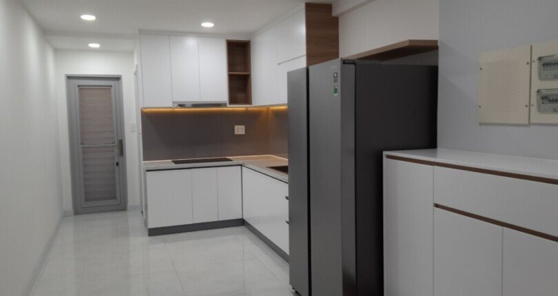 bep can ho ban 810x430 - Cần bán căn hộ chung cư Scenic Valley 1, 94m2, 03pn, giá 6 tỷ, nội thất đầy đủ, nhà có hợp đồng thuê.