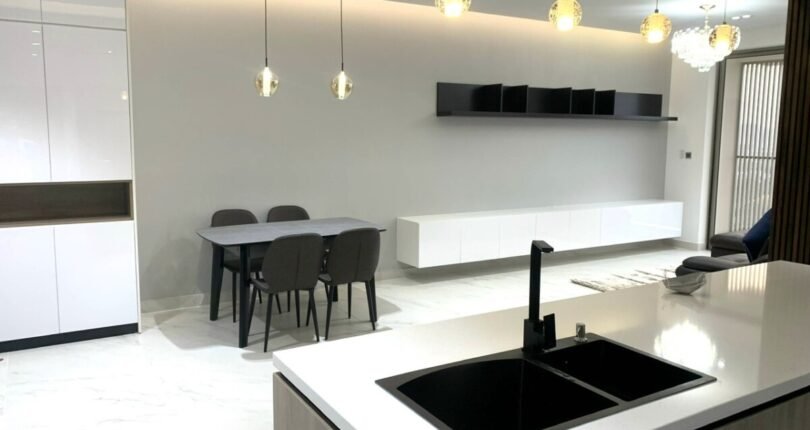 bep nhin ra phong an 810x430 - Giá mua bán căn hộ 3 phòng ngủ Block B view sông Chung cư Midtown M7 Quận 7 T6/2024