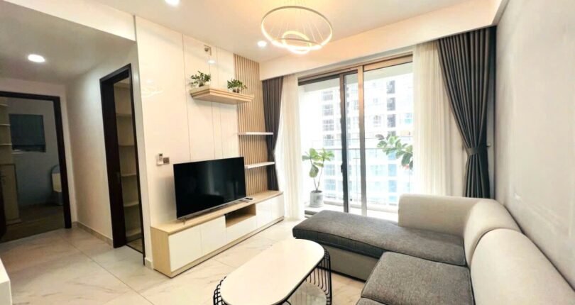 can canh phong khach can ho ban 810x430 - Giá mua bán căn hộ 2 phòng ngủ số 06 Block D Chung cư Midtown m7 T6/2024