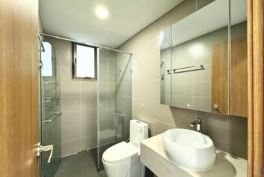 can-canh-toilet-phong-khach
