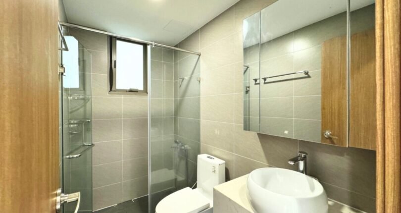 can canh toilet phong khach 810x430 - Giá mua bán căn hộ 3 phòng ngủ số 03 Block B Chung cư Hưng Phúc Happy Residence Quận 7 T6/2024