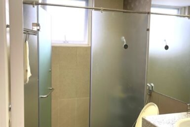 can-ho-co-2-toilet-day-du-thiet-bi