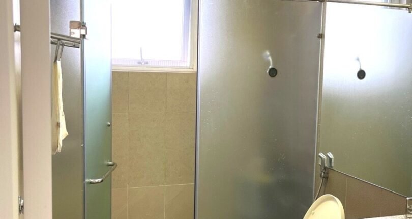 can ho co 2 toilet day du thiet bi 810x430 - Giá mua bán căn hộ 3 phòng ngủ số 02 Block B Chung cư Riverpark Residence Quận 7 T6/2024