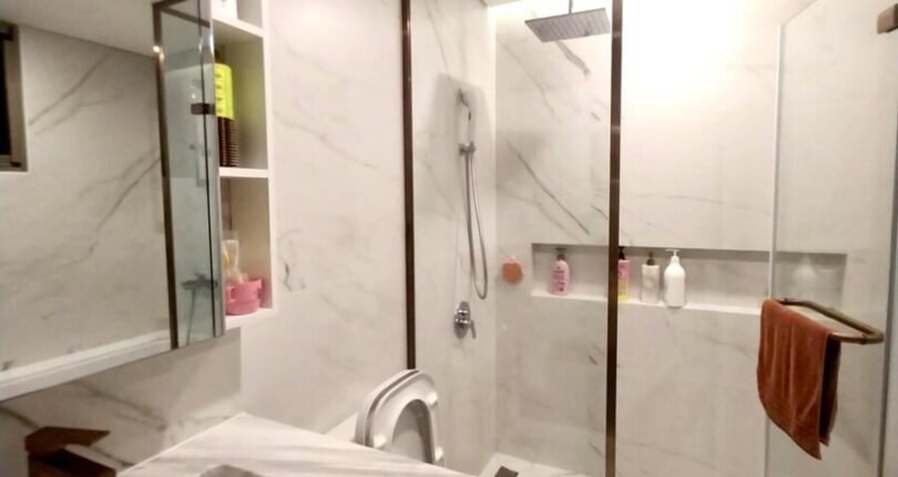 can ho co 2 toilet day du trang thiet bi nhu hinh 810x430 - Giá mua bán căn hộ 3 phòng ngủ số 03 Block C Chung cư The Peak M8 Quận 7 T6/2024