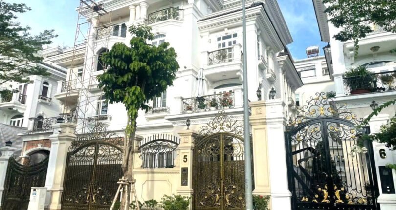 goc hong biet thu co san vuong rong rai 810x430 - Giá mua bán nhà Biệt thự nguyên căn Khu dân cư Cityland Quận 7 T6/2024
