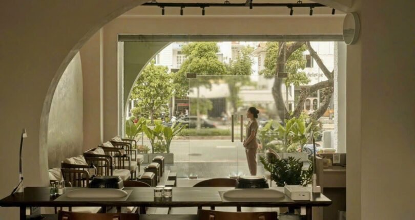 hien trang khong gian tang tret nha ban 810x430 - Giá mua bán nhà phố nguyên căn số 38 đường Hà Huy Tập Quận 7 T6/2024