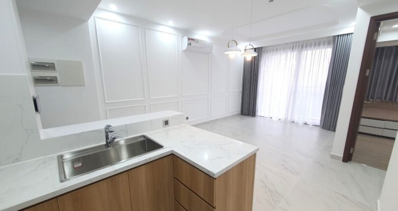 hinh anh bep nhin ra phong khach can ho ban 810x430 - Giá mua bán căn hộ 2 phòng ngủ số 05 Block D Chung cư Midtown m7 Quận 7 T6/2024