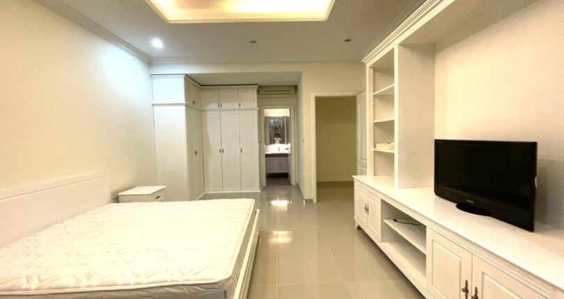 hinh anh phong ngu master rong rai trong can ho ban 810x430 - Giá mua bán căn hộ 3 phòng ngủ số 03 kiểu nhà R Block D Chung cư Riverside Residence Quận 7 T6/2024