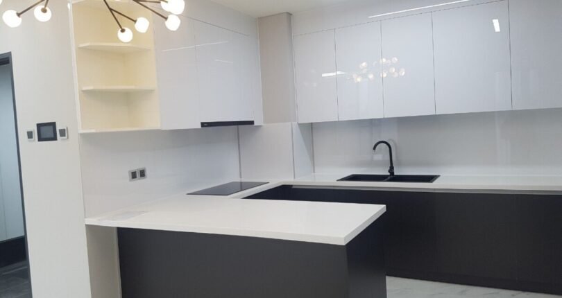 hong gian bep rong rai 810x430 - Giá mua bán căn hộ 3 phòng ngủ Block D Chung cư Midtown m6 Quận 7 T6/2024