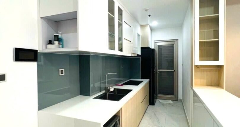 khong gian bep 1 810x430 - Giá mua bán căn hộ 2 phòng ngủ số 06 Block D Chung cư Midtown m7 T6/2024