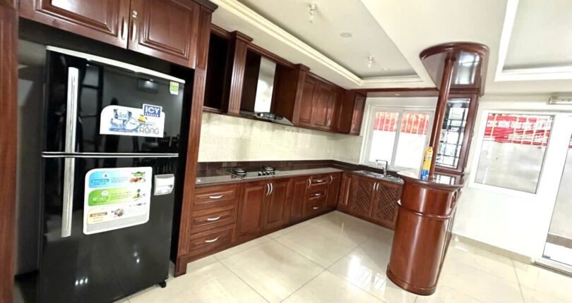 khong gian bep 810x430 - Giá mua bán nhà phố nguyên căn số 62 Nội khu Hưng Gia 3 Quận 7 T6/2024