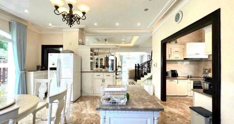 khong gian bep rong rai 1 810x430 - Giá mua bán nhà Biệt thự có hồ bơi căn A38 Khu Nam Thông 2 Quận 7 T6/2024