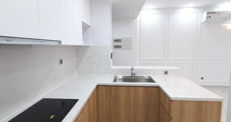 khong gian bep rong rai 5 810x430 - Giá mua bán căn hộ 2 phòng ngủ số 05 Block D Chung cư Midtown m7 Quận 7 T6/2024
