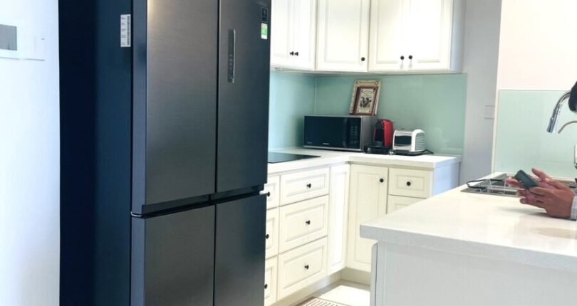 khong gian bep rong rai 810x430 - Cho thuê căn hộ 2 phòng ngủ Cardinal Court, nội thất cao cấp, giá 27tr/tháng