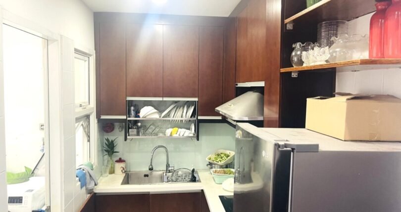 khong gian bep trong can ho ban 810x430 - Giá mua bán căn hộ 2 phòng ngủ Block 3 Chung cư Phú Mỹ Hoàng Quốc Việt Quận 7 T7/2024