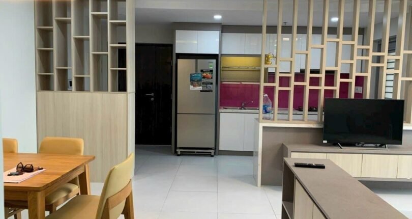 khong gian bep va phong khach 810x430 - Giá mua bán căn hộ 2 phòng ngủ Chung cư Green Valley Quận 7 T6/2024