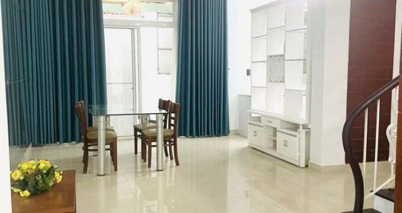 khong gian phong khach tang tret 2 810x430 - Giá mua bán nhà nguyên căn số 17 Khu Biệt thự Hưng Thái 1 Quận 7 T6/2024