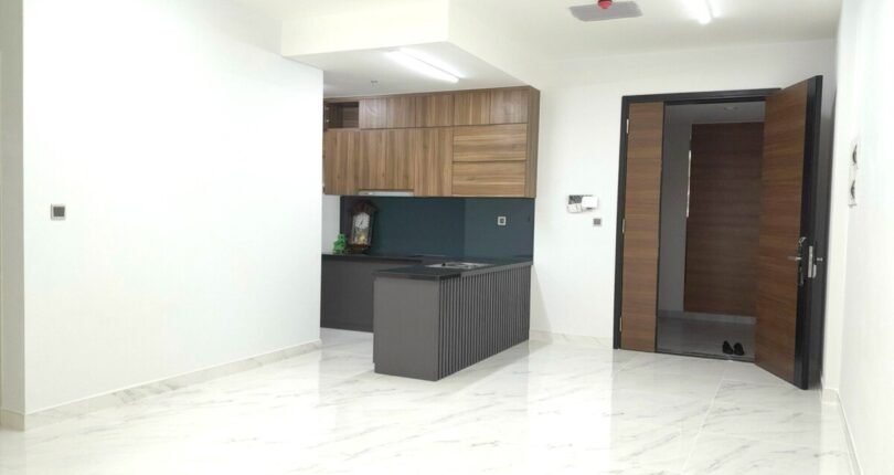 khong gian phong khach va bep 810x430 - Giá mua bán căn hộ 2 phòng ngủ số 07 Block C Chung cư Midtown m6 T6/2024