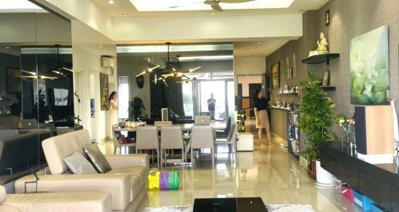 phong khach can ho 810x430 - Bán gấp căn hộ 3 phòng ngủ view sông block C lầu cao chung cư Riverside Residence