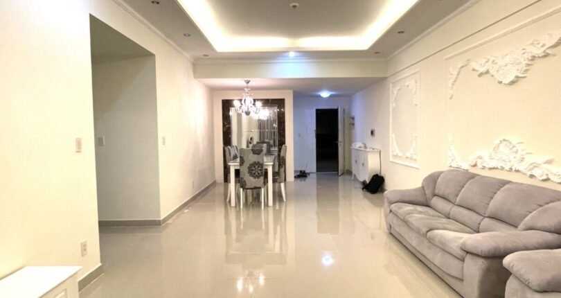 phong khach can ho ban 11 810x430 - Giá mua bán căn hộ 3 phòng ngủ số 03 kiểu nhà R Block D Chung cư Riverside Residence Quận 7 T6/2024