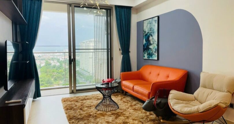phong khach can ho ban 15 810x430 - Giá mua bán căn hộ 2 phòng ngủ Chung cư Midtown m7 Quận 7 T6/2024