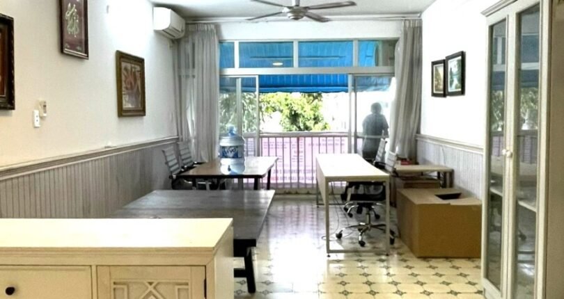 phong khach can ho ban 18 810x430 - Giá mua bán căn hộ 2 phòng ngủ thang bộ Chung cư Mỹ Phước Quận 7 T6/2024