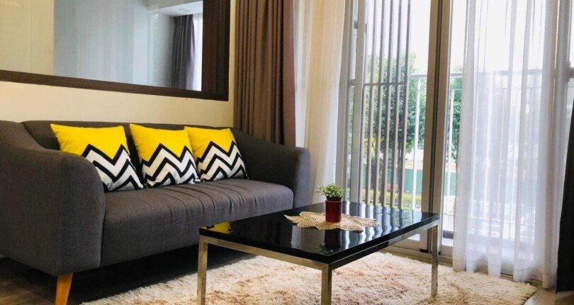 phong khach can ho ban 810x430 - Bán căn hộ chung cư Scenic Valley 1, 70m2, tầng trung, giá 4.5 tỷ, nhà có hợp đồng thuê ổn định.