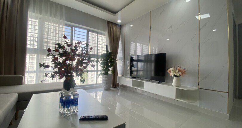 phong khach can ho ban rong 810x430 - Bán căn hộ chung cư Happy Valley , 80m2, giá 5.4 tỷ, nội thất đầy đủ, nhà đang trống xem nhà dễ.