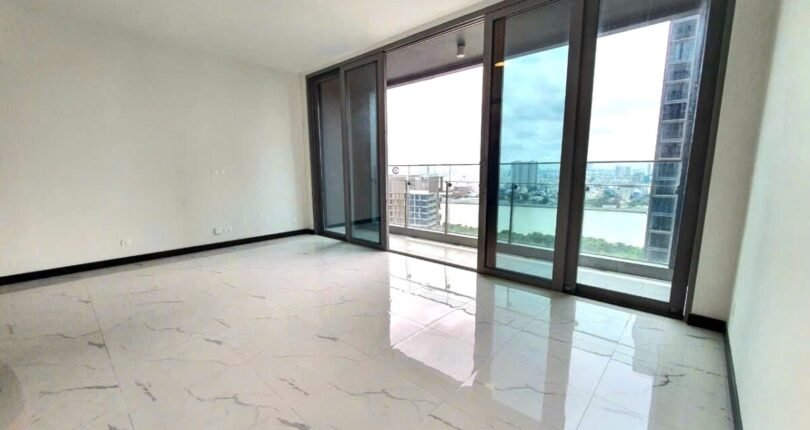 phong khach co ban cong truc dien song sai gon 810x430 - Giá mua bán căn hộ 3 phòng ngủ Chung cư Empire City Thủ Thiêm T6/2024