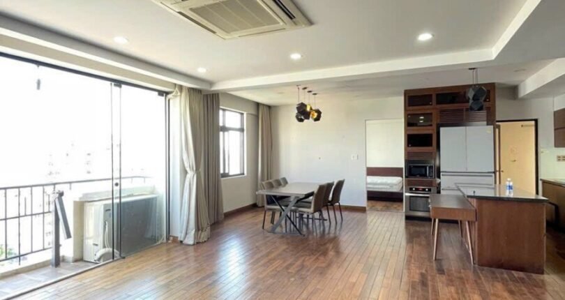 phong khach penthouse ban 810x430 - Giá mua bán Penthouse 4 phòng ngủ Chung cư Cảnh Viên 2 Quận 7 T6/2024