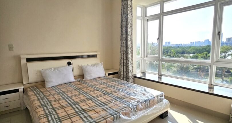 phong ngu co cua so nhin song 810x430 - Duy nhất căn hộ 4 phòng ngủ cần bán tại block A Chung cư Riverside Residence Quận 7 T6/2024