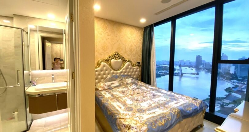 phong ngu master can ho ban 810x430 - Giá mua bán căn hộ 2 phòng ngủ Tháp Aqua 4 Chung cư Vihomes Golden River Quận 1 T7/2024