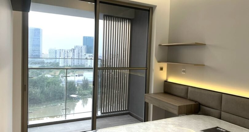 phong ngu master co ban cong truc dien song 810x430 - Giá mua bán căn hộ 3 phòng ngủ Block B view sông Chung cư Midtown M7 Quận 7 T6/2024