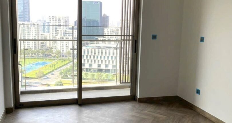 phong ngu master co san go va ban cong 810x430 - Giá mua bán căn hộ 3 phòng ngủ Block C Chung cư The Peak Midtown m8 Quận 7 T6/2024