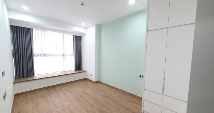 phong ngu master rong co cua so lon 810x430 - Giá mua bán căn hộ 2 phòng ngủ số 05 Block D Chung cư Midtown m7 Quận 7 T6/2024