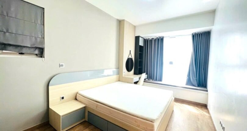 phong ngu master rong rai 1 810x430 - Giá mua bán căn hộ 2 phòng ngủ số 06 Block D Chung cư Midtown m7 T6/2024