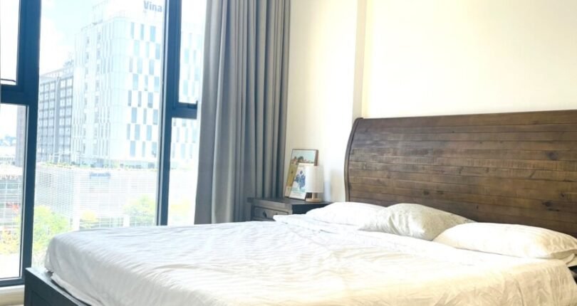 phong ngu master rong rai 810x430 - Cho thuê căn hộ 2 phòng ngủ Cardinal Court, nội thất cao cấp, giá 27tr/tháng