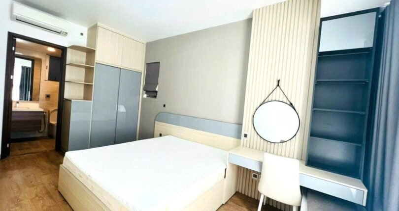 phong ngu master trong can ho ban 810x430 - Giá mua bán căn hộ 2 phòng ngủ số 06 Block D Chung cư Midtown m7 T6/2024