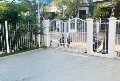 san-vuon-truoc-nha-ban