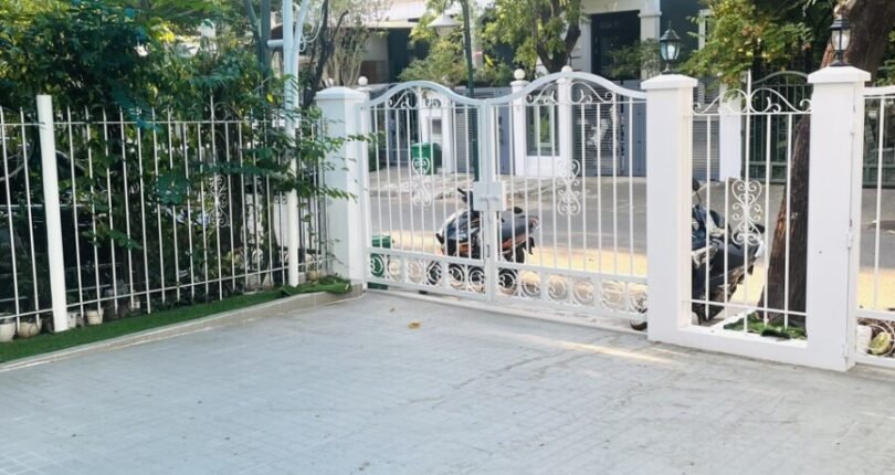 san vuon truoc nha ban 810x430 - Giá mua bán nhà nguyên căn số 17 Khu Biệt thự Hưng Thái 1 Quận 7 T6/2024